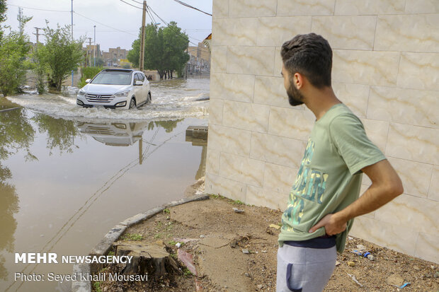 مناطق جنوبی خرمشهر همچنان درگیر آب‌گرفتگی ناشی از بارندگی هستند