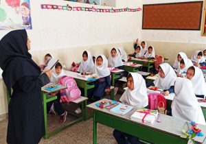 دانش آموزان آینده سازان این کشور هستند که آموزش آنها باید مقید به هویت ایرانی اسلامی باشد