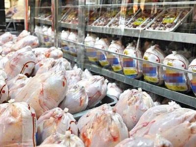 پلمپ یک واحد توزیع مواد غذایی در اهواز و بازداشت متصدی آن به دلیل کشف مرغ تاریخ گذشته