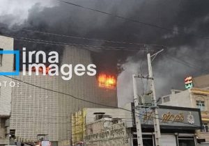 آتش سوزی یکی از ماشین های متوقف در پارکینک طبقاتی طالقانی ، آتش به طبقات دیگر نیز کشیده شد