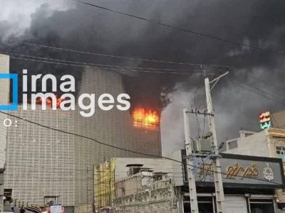 آتش سوزی یکی از ماشین های متوقف در پارکینک طبقاتی طالقانی ، آتش به طبقات دیگر نیز کشیده شد