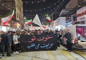 مردم آبادان به یاد شهادت قائد امت و شهدای جنگ رمضان در خیابان ها مراسم سوگواری برگزار می کنند