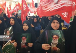 ملت ایران در مقابل عهد شکنی و زیاده خواهی دشمن ایستادگی می کند