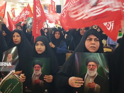 ملت ایران در مقابل عهد شکنی و زیاده خواهی دشمن ایستادگی می کند